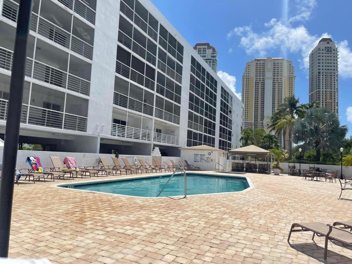 Le Frontenac Villa Sunny Isles Beach Exterior photo